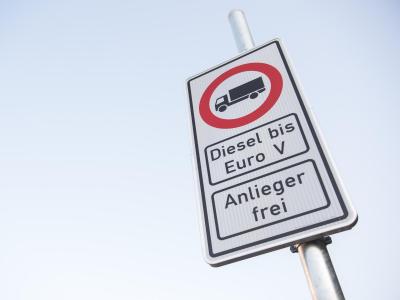 Fahrverbotsschild für Fahrzeuge mit Diesel-Motor bis Euro 5 in Hamburg. Dieselfahrverbot