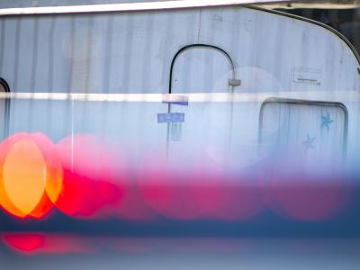 Ein Polizeiauto steht vor dem versiegelten Campingwagen des mutmaßlichen Täters. Ein zeitweiliger Leiter der Ermittlungskommission im Missbrauchsfall von Lügde ist vorläufig vom Dienst suspendiert worden. Missbrauchsfall Lügde
