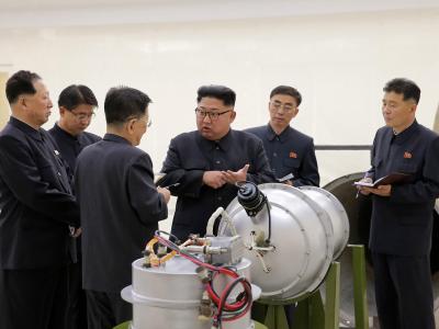 Nordkoreas Staatschef Kim Jong Un neben einem Sprengkopf: Nach Ansicht von Experten hat Pjöngjang bislang nicht wesentlich abgerüstet. Kim Jong Un