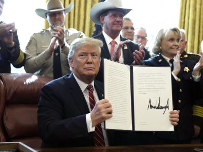 Um Trumps Veto zu überstimmen, wäre in beiden Kongresskammern nun eine Zweidrittelmehrheit notwendig. Trump legt Veto ein