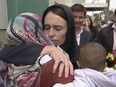 Neuseelands Premierministerin Jacinda Ardern tröstet eine Frau während ihres Besuchs einer Moschee in Wellington. Trost