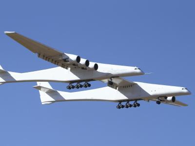 Stratolaunch ist ein gewaltiges Trägerflugzeug, von dem aus Satelliten per Trägerrakete aus Flughöhen über 10 000 Meter gestartet werden sollen. Premierenflug Stratolaunch