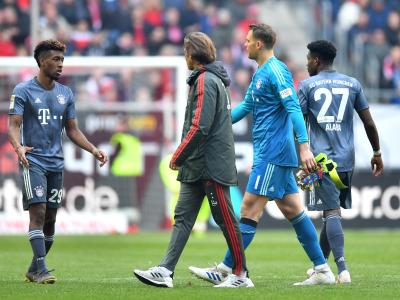 Bayern-Keeper Manuel Neuer (2.v.r.) verlässt verletzt das Spielfeld in Düsseldorf. Verletzt