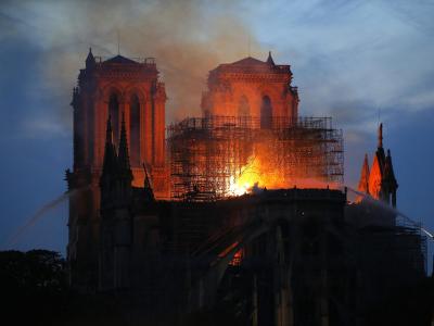 Ein Feuerwehrmann (r) versucht, das Feuer in der Kathedrale Notre-Dame zu löschen. Notre-Dame steht in Flammen