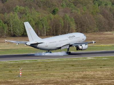 Die Maschine der Luftwaffe bei der Landung in Köln. Landung