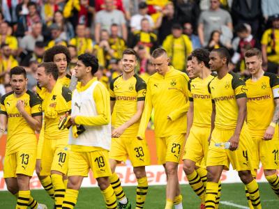 Dortmunds Spieler laufen nach dem Sieg in Freiburg vom Platz. BVB-Sieger