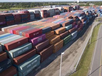 Container im Hafen von Portsmouth im US-Bundesstaat Virginia. Foto. Steve Helber/AP Container im Virginia International Terminal