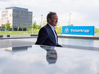 Nordrhein-Westfalens Ministerpräsident Armin Laschet verlässt nach den Gesprächen die Konzernzentrale der Thyssenkrupp AG in Essen. Armin Laschet