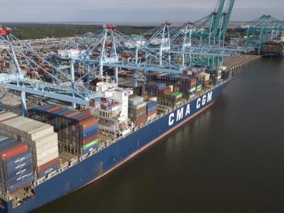Im Hafen von Norfolk in Virginia wird ein Containerschiff entladen. Im Handelsstreit zwischen Washington und Peking ist weiter kein Ende abzusehen. Hafen von Norfolk