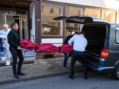 Bestatter schieben eines der Wittinger Todesopger in einen Leichenwagen. Leichenfund in Wittingen