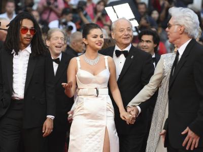 Eröffnungszermonie in Cannes mit Luka Sabbat (l-r), Selena Gomez, Bill Murray, Tilda Swinton (verdeckt) und Jim Jarmusch. Filmfestspiele in Cannes - The Dead Don't Die