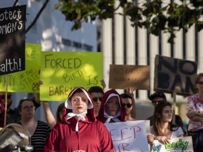 In Montgomery, der Hauptstadt des US-Bundesstaates Alabama, protestieren Demonstranten gegen das Abtreibungsverbot. Foto. Mickey Welsh/The Montgomery Advertiser/AP Protest gegen Abtreibungsverbot in Montgomery