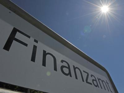 Justiz und Steuerbehörden beschuldigen acht Privatleute, über eine frühere Tochtergesellschaft der Deutschen Bank Briefkastenfirmen in Steueroasen gegründet und so Geld am deutschen Fiskus vorbeigeschleust zu haben. Finanzamt