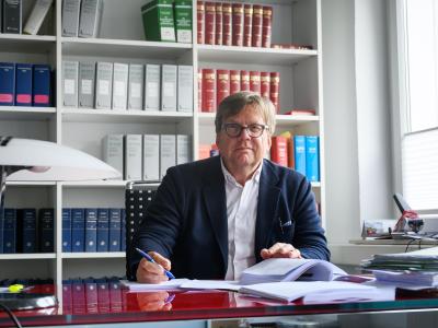 Mit Hilfe des Verwaltungsgerichts Berlin will der Hannoveraner Anwalt die Bundesregierung zwingen, Kinder aus einem syrischen Flüchtlingslager nach Deutschland zu holen. Rechtsanwalt Dirk Schoenian