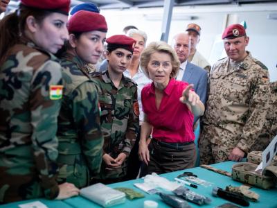 Verteidigungsministerin Ursula von der Leyen (M) bei einem Besuch im Logistiklager M4-Ausbildungs- und Lehrwerkstatt in Erbil im September 2018. Ursula von der Leyen im Irak