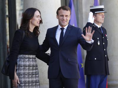 Frankreichs Präsident Emmanuel Macron empfängt die neuseeländische Premierministerin Jacinda Ardern vor dem Élysée-Palast zum «Christchurch-Gipfel». Jacinda Ardern und Emmanuel Macron