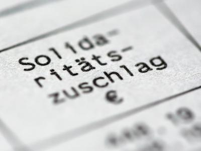 Union und SPD haben im Koalitionsvertrag verabredet, dass 90 Prozent der Soli-Zahler den Zuschlag ab 2021 nicht mehr zahlen müssen. Solidaritätszuschlag