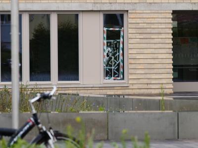Zerstörte Scheibe eines Außenfensters der Grundschule. Kunstraub an der Grundschule am Fuchsberg