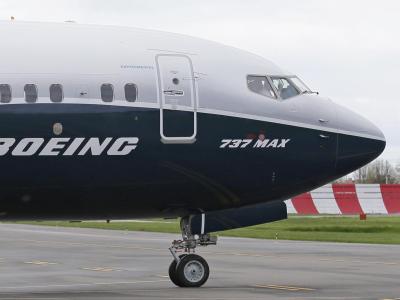Ein Pilot winkt aus der Pilotenkabine einer Boeing 737 MAX 9. Boeing