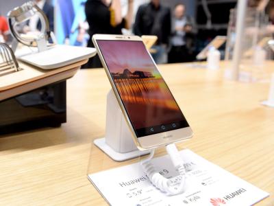 Ein Huawei Mate 9 im Huawei Store im finnischen Makkaratalo: Der chinesische Konzern von wichtiger Technologie abgeschnitten - und auch Smartphone-Nutzer im Westen könnten das zu spüren bekommen. Huawei Store