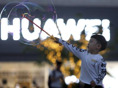 Die USA hatten Huawei auf eine schwarze Liste von Unternehmen gesetzt, deren Geschäftsbeziehungen zu US-Partnern strengen Kontrollen unterliegen. Huawei