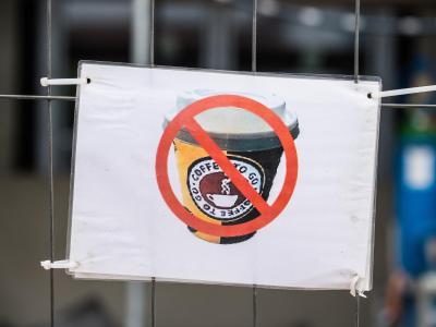 Die gängigen Kaffeebecher zum Mitnehmen bestehen nicht komplett aus Pappe, sondern zu fünf Prozent aus Kunststoff und sind deswegen kaum recycelbar. Coffee-to-go