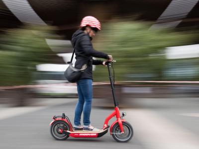 In internationalen Metropolen sind Tretroller mit Elektromotor schon unterwegs. Die Bundesregierung hat nun endgültig den Weg zur Zulassung in Deutschland freigemacht. E-Tretroller