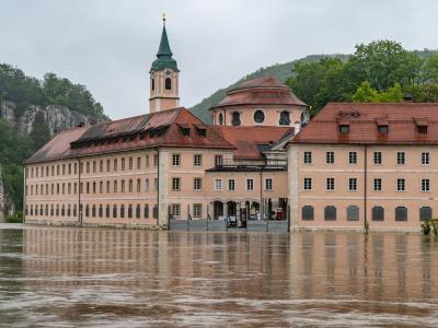 Das Kloster Weltenburg steht im Hochwasser der Donau. Hochwasser Donau