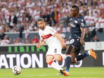 Der Stuttgarter Emiliano Insua (l) kommt einen Tick gegen Suleiman Abdullah zu spät. Laufduell