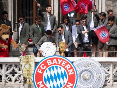 Bayern-Spieler auf dem Balkon des Rathauses am Marienplatz mit der Meisterschale und dem DFB-Pokal. Doublesieger