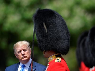 Zwei Männer mit ungewöhnlicher Frisur: Donald Trump nimmt die Ehrenwache im Garten des Buckingham-Palastes ab. Trump in Großbritannien
