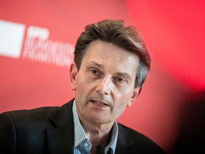Rolf Mützenich, das dienstälteste SPD-Vorstandsmitglied, übernahm das Amt des Fraktionschefs kommissarisch. Rolf Mützenich