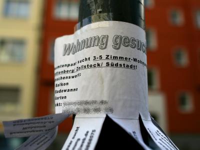 In begehrten Wohngegenden ein vertrauter Anblick: Wohnungssuche am Laternenpfahl. Wohnungsgesuch