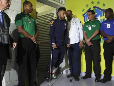 Neymar (M) verlässt die Umkleidekabine der Brasilianer an Krücken, nachdem er sich während des Spiels gegen Katar verletzt hat. Verletzt