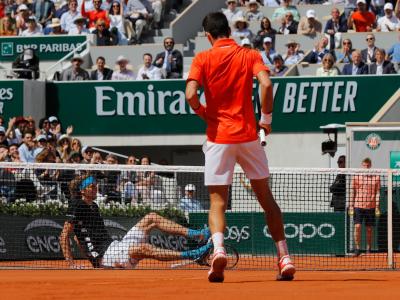 Alexander Zverev (l) hatte im Viertelfinale gegen Novak Djokovic keine Chance. Chancenlos