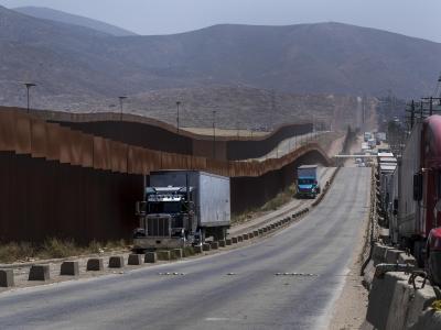 Lastwagen an einem Grenzzaun in Tijuana. US-Präsident Trump hatte angedroht, von Montag an Zölle in Höhe von fünf Prozent auf alle Wareneinfuhren aus Mexiko zu erheben. Die beiden Nachbarländer konnten sich nun zunächst einigen. Grenze zu Mexiko