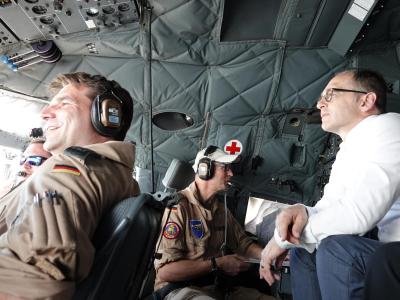 Außenminister Heiko Maas (SPD) im Cockpit einer Transall der Bundeswehr. Außenminister Maas