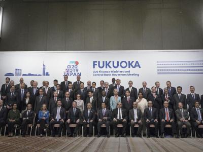 G20-Finanzminister stehen für ein Gruppenfoto zusammen. G20-Treffen in Fukuoka