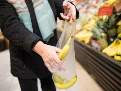 Der Discounter Aldi schafft die kostenlosen Obst- und Gemüsebeutel aus dünnem Plastik ab. Obst- und Gemüsebeutel