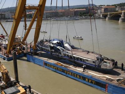 Ein Kran hebt das Schiffswrack des gesunkenen Ausflugsschiffs «Hableany» aus der Donau bei Budapest. Schiffswrack