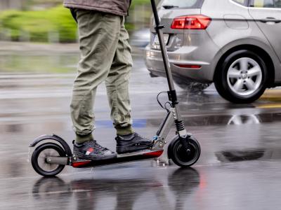 E-Tretroller müssen in Deutschland bestimmte technische Anforderungen erfüllen und etwa auch Licht und eine «helltönende Glocke» haben. E-Scooter