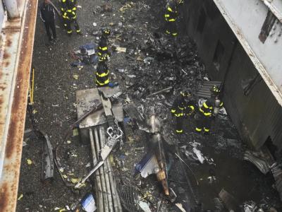 Im Zentrum Manhattans war ein Helikopter mit hoher Geschwindigkeit auf das Dach eines Hochhauses gestürzt. Der Pilot kam dabei ums Leben. Foto. New York City Fire Department/AP Helikopter stürzt im Zentrum Manhattans auf Hochhaus