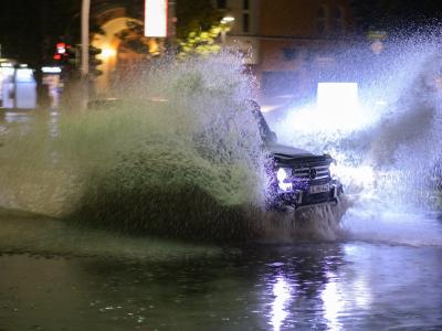 Mit Bugwelle: In Berlin fielen die Regengüsse besonders heftig aus. Gewitter über Berlin
