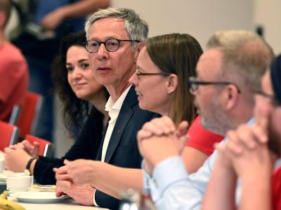 Die SPD-Landesvorsitzende Sascha Karolin Aulepp (M) und Bremens Bürgermeister Carsten Sieling (2.v.l.) beim Auftakt der Koalitionsverhandlungen. SPD-Spitze