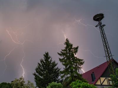Mehrere Blitze eines Gewitters erhellen den Abendhimmel über Sieversdorf in Brandenburg. Gewitter über Brandenburg