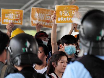 Polizeibeamte umzingeln Demonstranten: Die Situation in Hongkong bleibt angespannt. Umzingelt