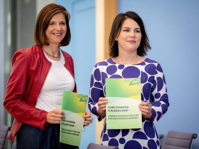 Annalena Baerbock (r) und Katrin Göring-Eckardt stellen in der Bundespressekonferenz das Konzept für eine Kindergrundsicherung vor. Vorgestellt
