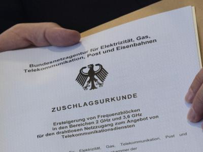 Die offizielle «Zuschlagsurkunde» wird dem Vertreter eines Mobilfunkunternehmens in den Räumen der Bundesnetzagentur übergeben. Ende der 5G-Auktion