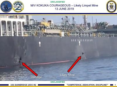 Mit roten Pfeilen sind Stellen am Rumpf des Schiffes «Kokuka Courageous» markiert, an der es zum einen zu einer Explosion kam und an der zum anderen eine angebliche Mine befestigt war. Zwischenfall im Golf von Oman