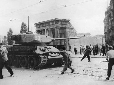17. Juni 1953: Demonstranten werfen in Berlin mit Steinen nach russischen Panzern. 17. Juni 1953